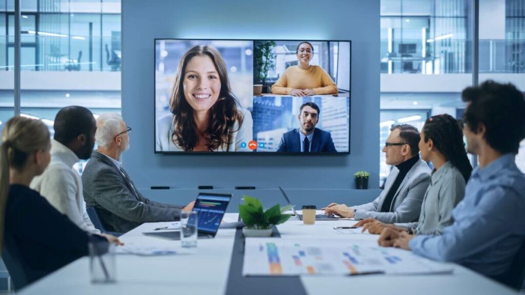 Ein großer Bildschirm eignet sich auch perfekt für Meetings.