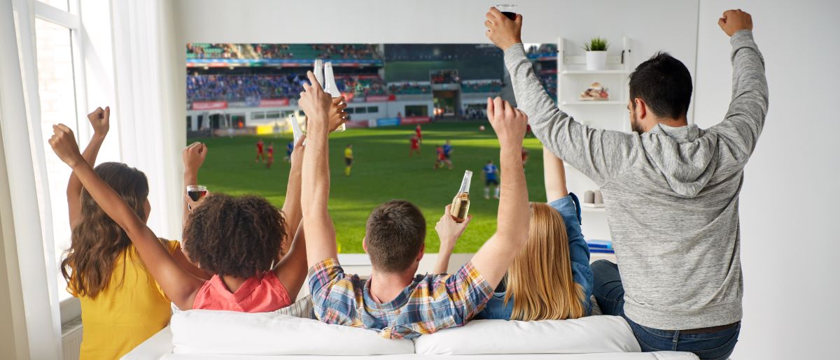 Auch Fußballspiele können auf großen Fernsehern geschaut werden.